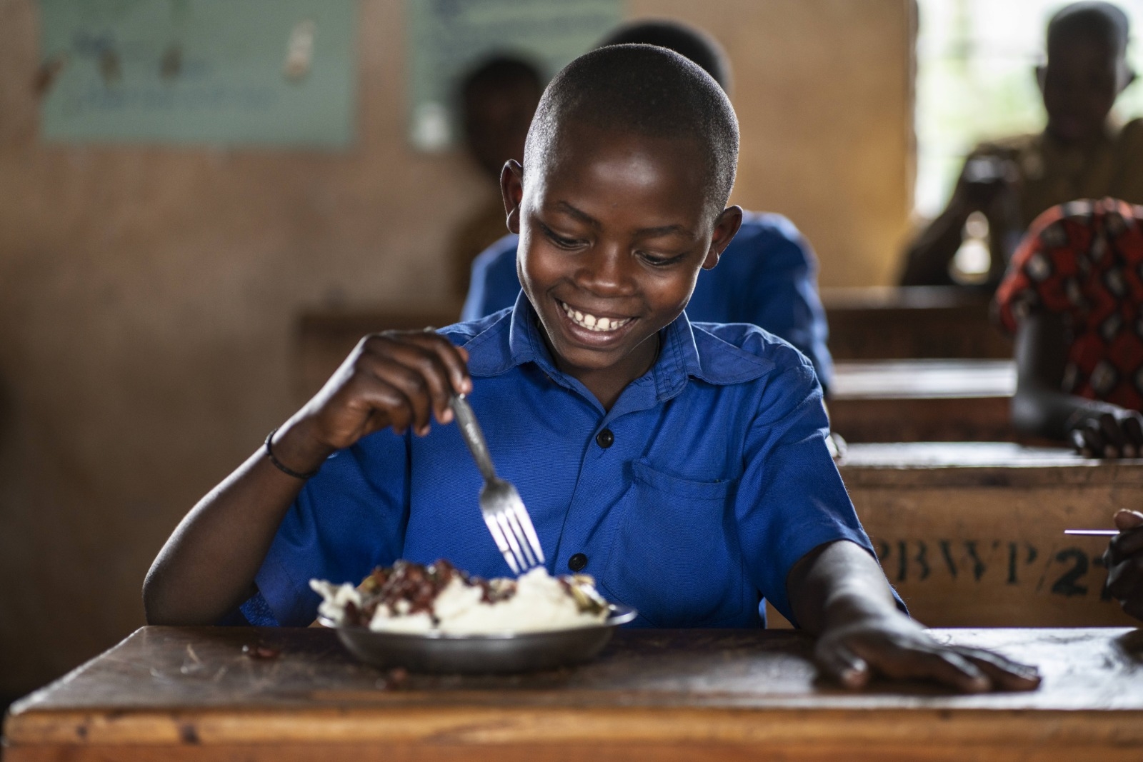 "Jeg skulle ønske alle barn fikk et måltid på skolen." Belyse er ni år, går på skolen i Rwanda og drømmer om å bli lege. Hver dag får barna et næringsrikt måltid fra Verdens matvareprogram. Foto: Verdens matvareprogram/Fredrik Lerneryd